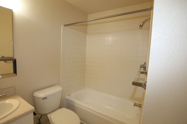 Building Photo - Kapolei - Aeloa Terrace - renovated ground...
