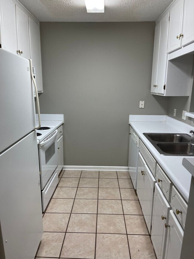 Building Photo - Foxchase Subdivision - End Unit