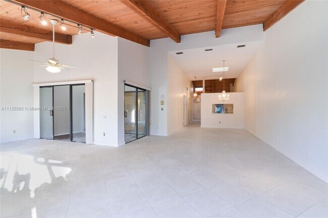 Building Photo - 2753 S Parkview Dr