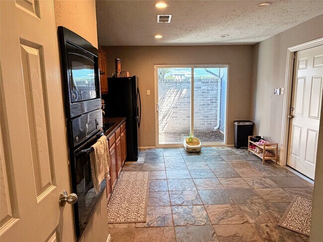 Building Photo - 2022 Creek Valley Ln