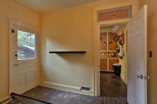 Building Photo - Highly Sought After OSU 6 Bedroom House Iuka Ravine with 2 new bathrooms and free off-street parking