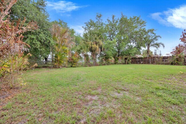 Building Photo - 841 NW Riverside Dr