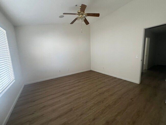 Building Photo - Beautiful upgraded 3 bedroom in Mission Grove!