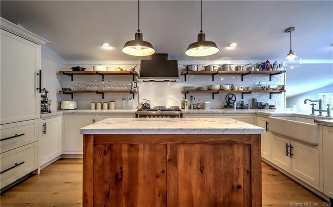 Building Photo - 96 Kings Hwy N