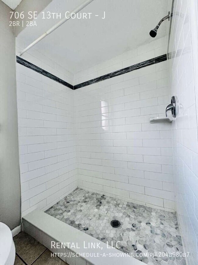 Building Photo - 706 SE 13th Ct