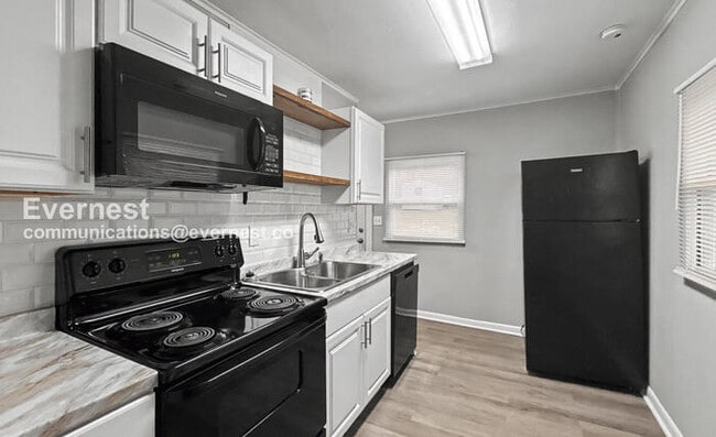 Building Photo - 500 Swann Dr