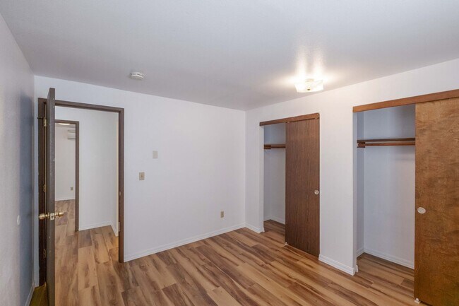 Building Photo - Beautiful 4 Bed, 2 Bath Townhouse with Lots of Closet Space and Laundry In Unit!