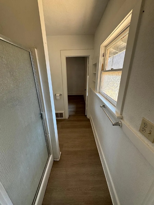 Building Photo - 225 SE Vine Ln