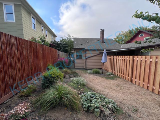 Building Photo - Charming 2-Bed Oasis with 1,111 Sq Ft of Comfort in Vibrant SE Portland!