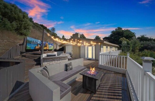 Building Photo - 209 Camino Elevado