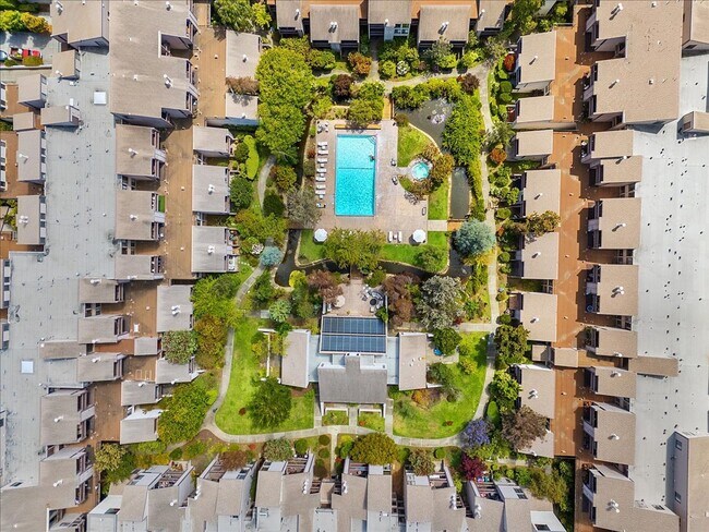 Building Photo - 2101 Shoreline Dr