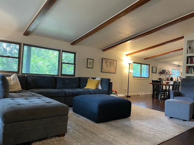 Building Photo - 1721 N High Point Rd