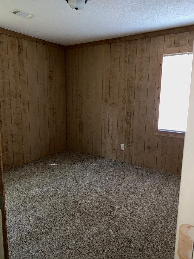 Building Photo - 3 Bed 1.5 Bath Pet Friendly Home