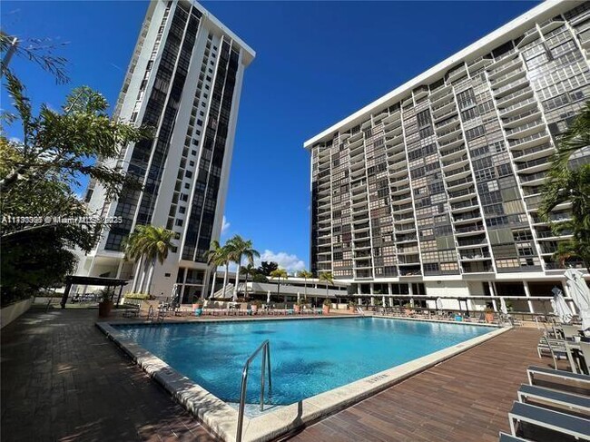 Building Photo - 1901 Brickell Ave