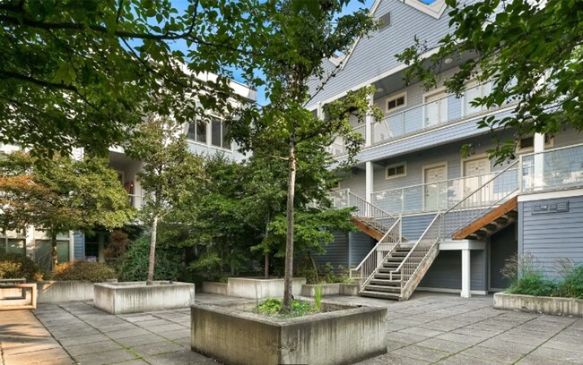Building Photo - Centrally Located Condo