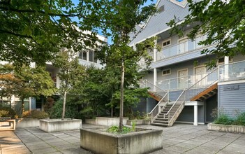 Building Photo - Centrally Located Three Bedroom Condo