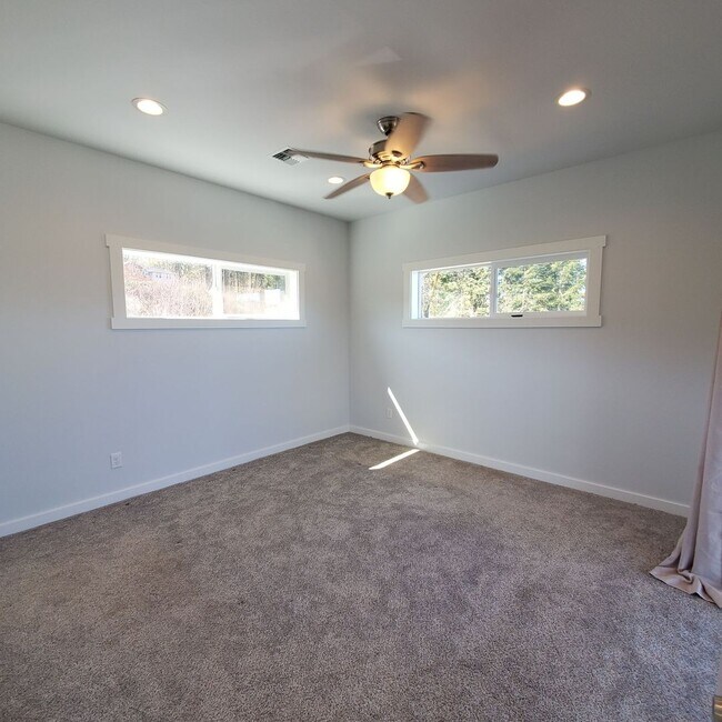 Building Photo - Dog friendly Lakeview 3 Bed: 2Bath w/2 Car...