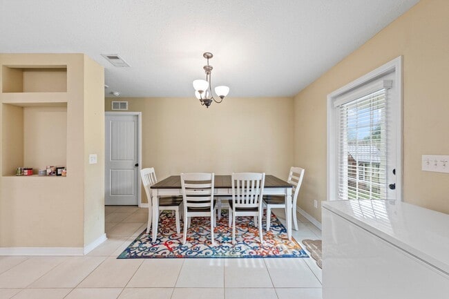 Building Photo - 876 Fairview Dr