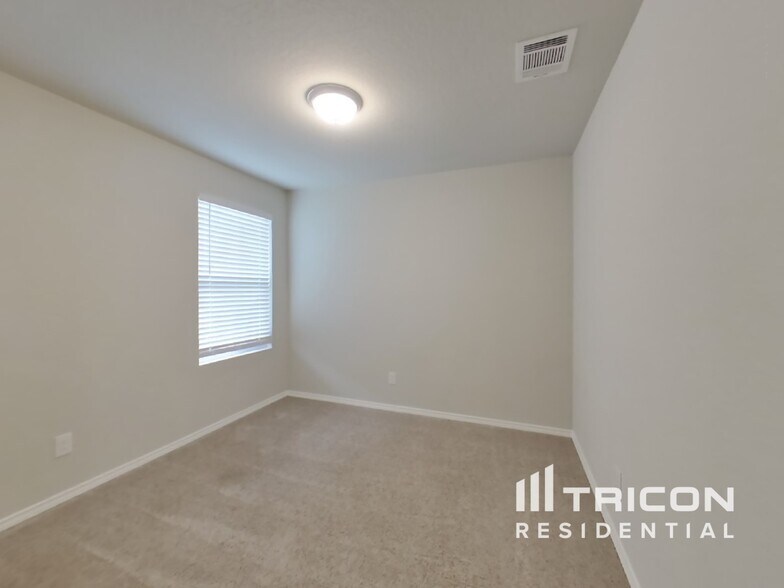 Building Photo - 4930 Everett Loop