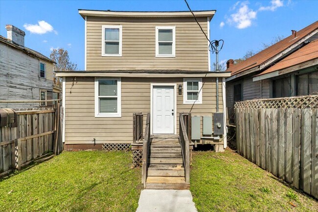 Building Photo - Beautiful 4 bedroom home downtown