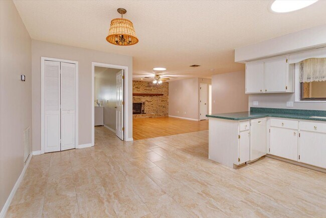 Building Photo - Spacious 4-Bedroom, 3-Bath Rental in Quiet DeBary Cul-de-Sac