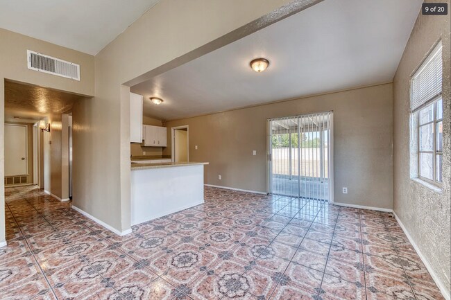 Building Photo - 2430 W Glenrosa Ave