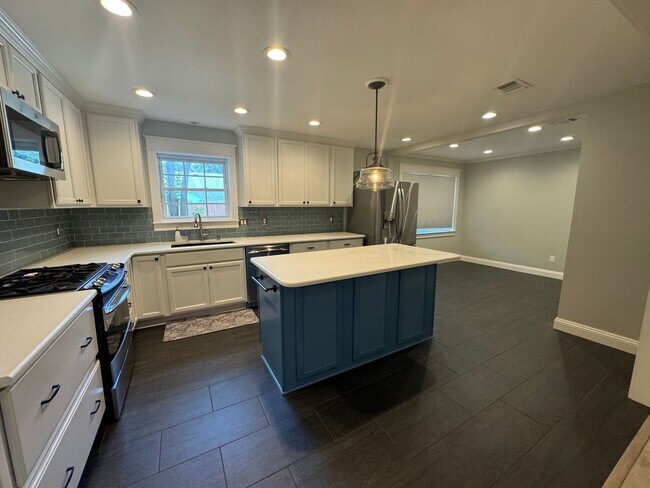 Building Photo - Gulf Breeze Proper - 5 bedroom, 3.5 bathro...