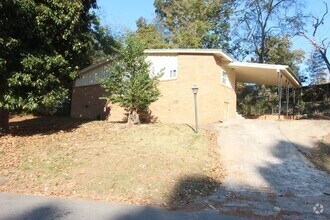 Building Photo - 3 Bedroom, 1.5 Bath! New on the Market an...