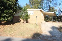Building Photo - 3 Bedroom, 1.5 Bath! New on the Market an...
