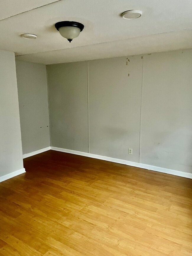 Building Photo - Adorable 2 bedroom 1 bath Mobile Home loca...