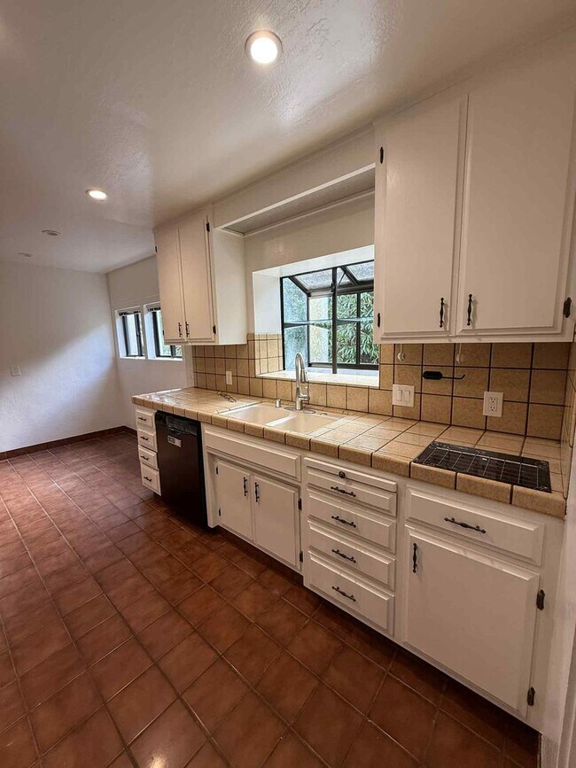 Building Photo - Spacious West Menlo Park Home for Rent