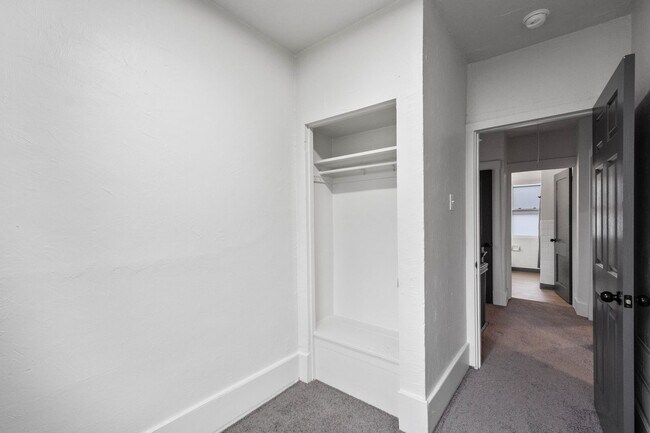 Building Photo - Stunning 4 Bedroom home in Carrick available May 15!