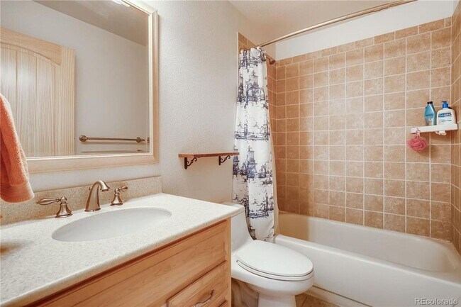 Building Photo - Lovely Louisville Home for Lease! Darling Dutchcreek Home on Dahlia!