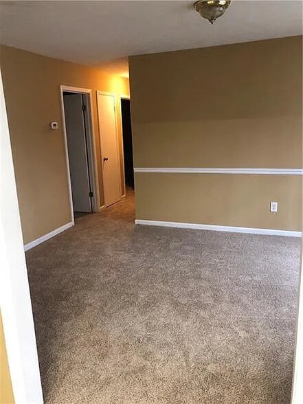 Building Photo - Room in House on Hillboro Cir SW