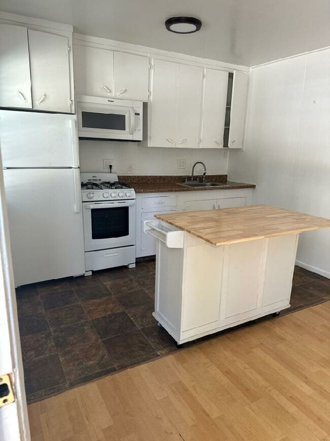 Building Photo - Very Cute Cozy Cabin Style 1BD 1BA Duplex!...