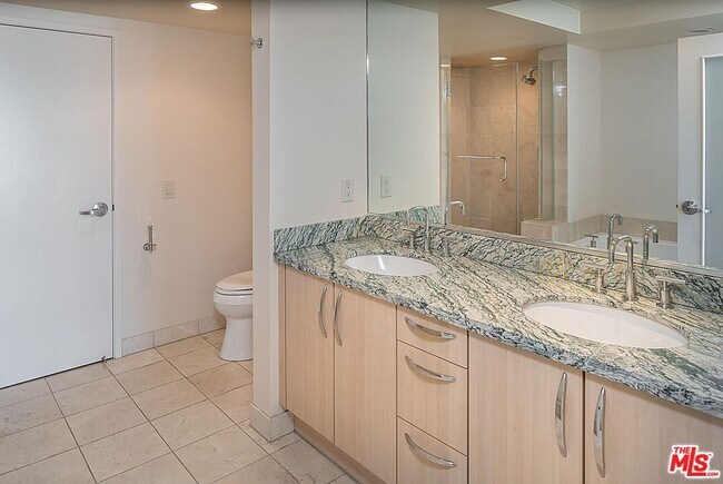 Building Photo - 13650 Marina Pointe Dr