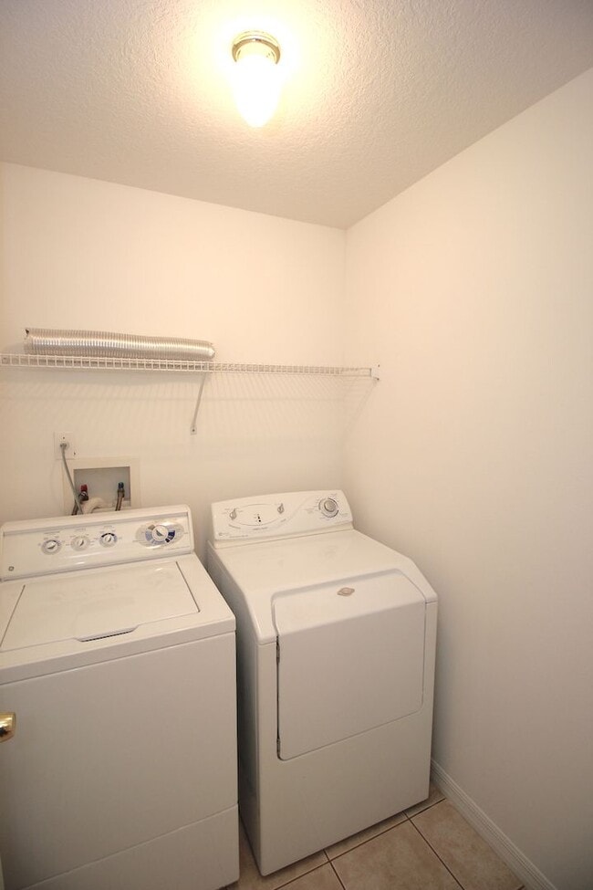 Building Photo - Roomy 3 Bed 2 Bath Screened Lanai Home for Rent in Pine Lakes