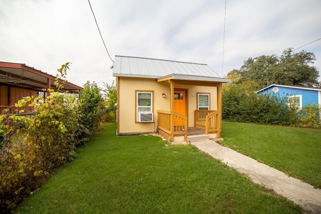 Building Photo - 611 Rochambeau St