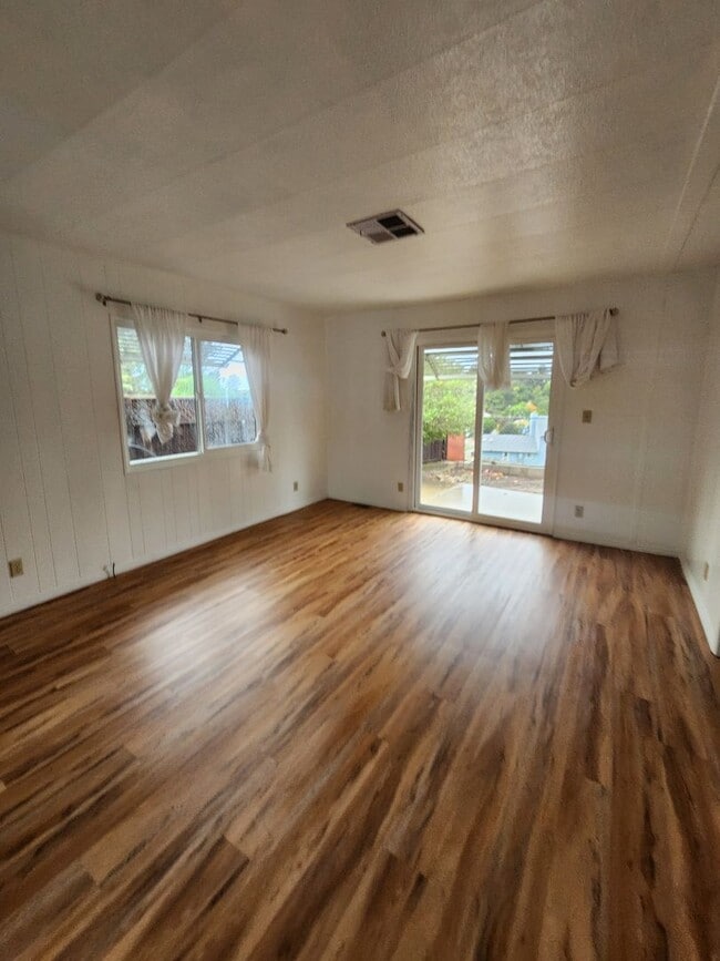 Building Photo - Adorable Retro Chic Home