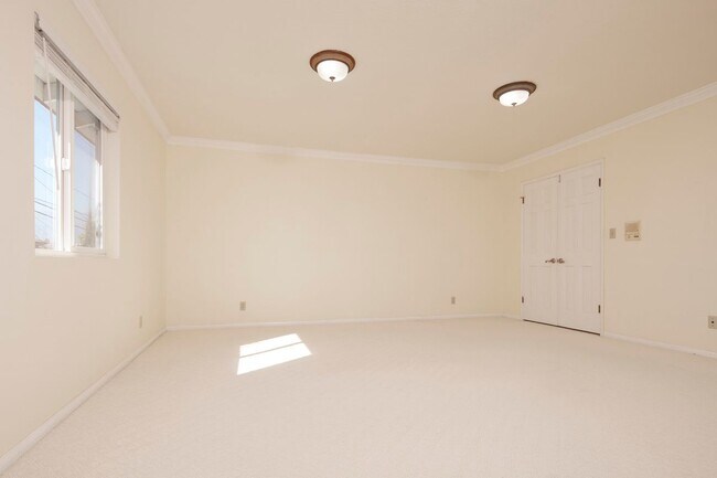 Building Photo - 1430 Lovell Ave