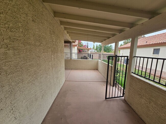 Building Photo - 1120 N Val Vista Dr