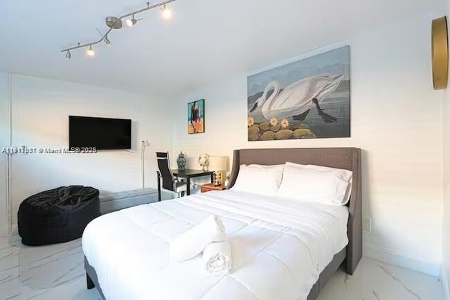 Building Photo - 1100 NE 1st Ave.