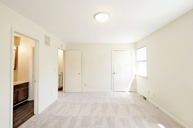 Building Photo - Move-in Ready/Pet-Friendly Briarwood Duplex