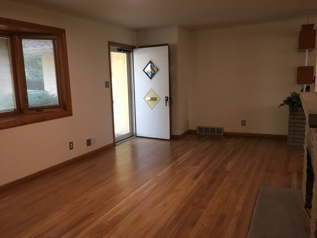 Building Photo - Worthington Schools.  Blocks from downtown.