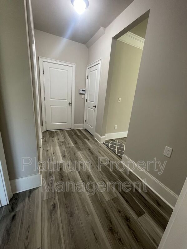 Building Photo - 5180 Mirror Lake Dr