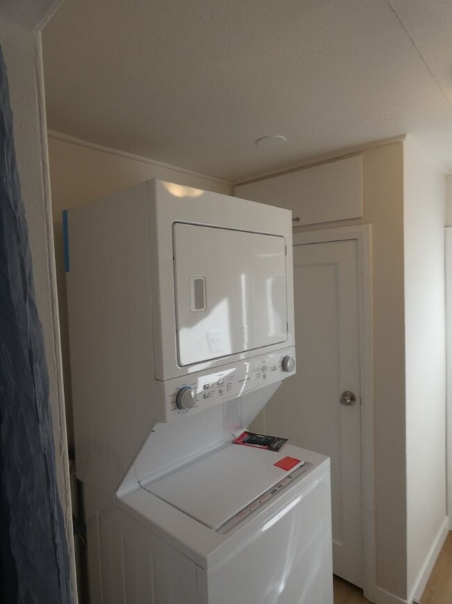 Building Photo - 1237 W 9th St