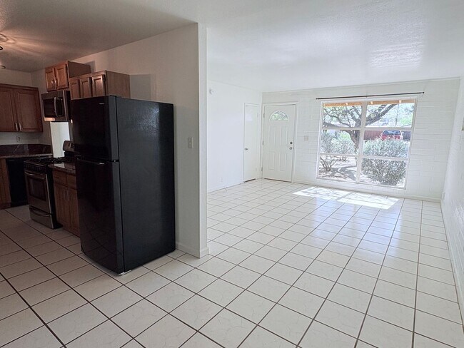 Building Photo - 3 Bed/2 Bath home with backyard and swimming pool!