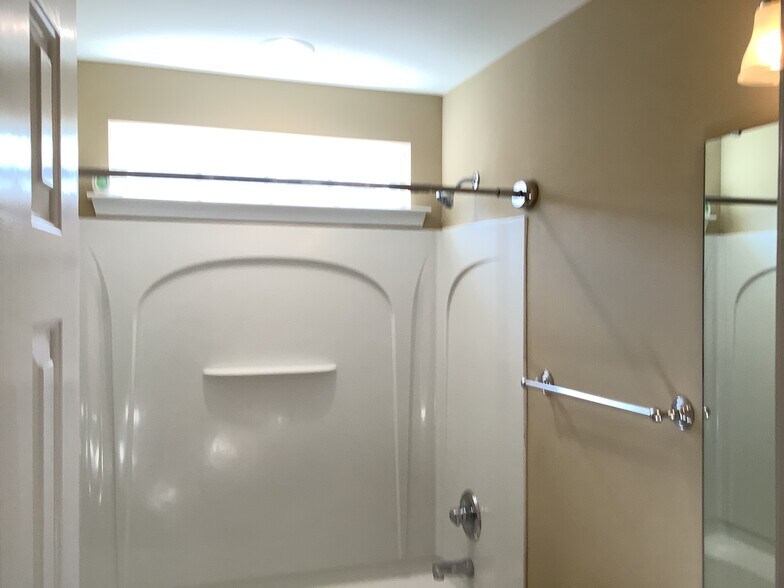 Building Photo - 111 Pin Oak Ct