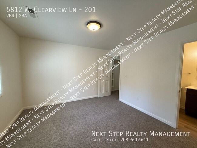 Building Photo - 5812 W Clearview Ln