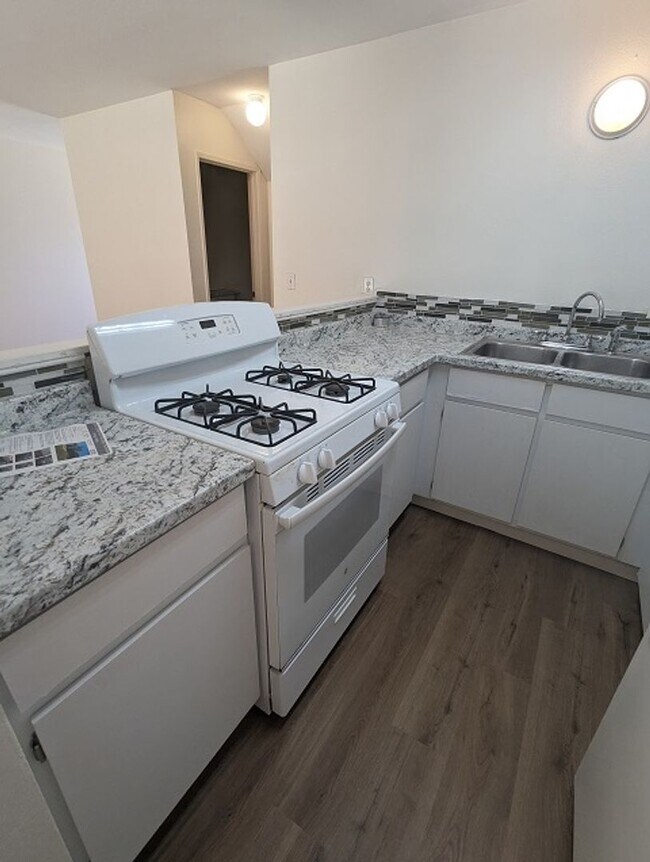 Building Photo - 3 Bedroom 2.5 Bathroom Two Story Townhome in Spring Valley